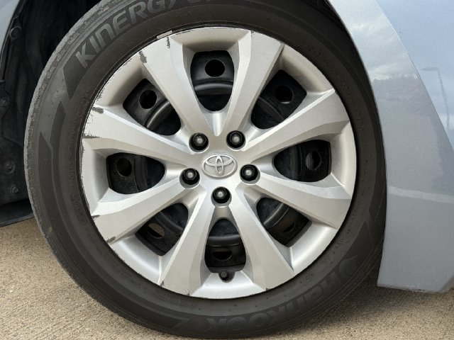 Used 2025 Toyota Corolla LE FWD image 9