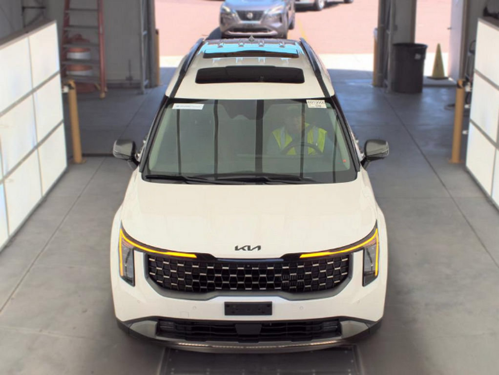 Used 2025 Kia Carnival SX FWD image 2