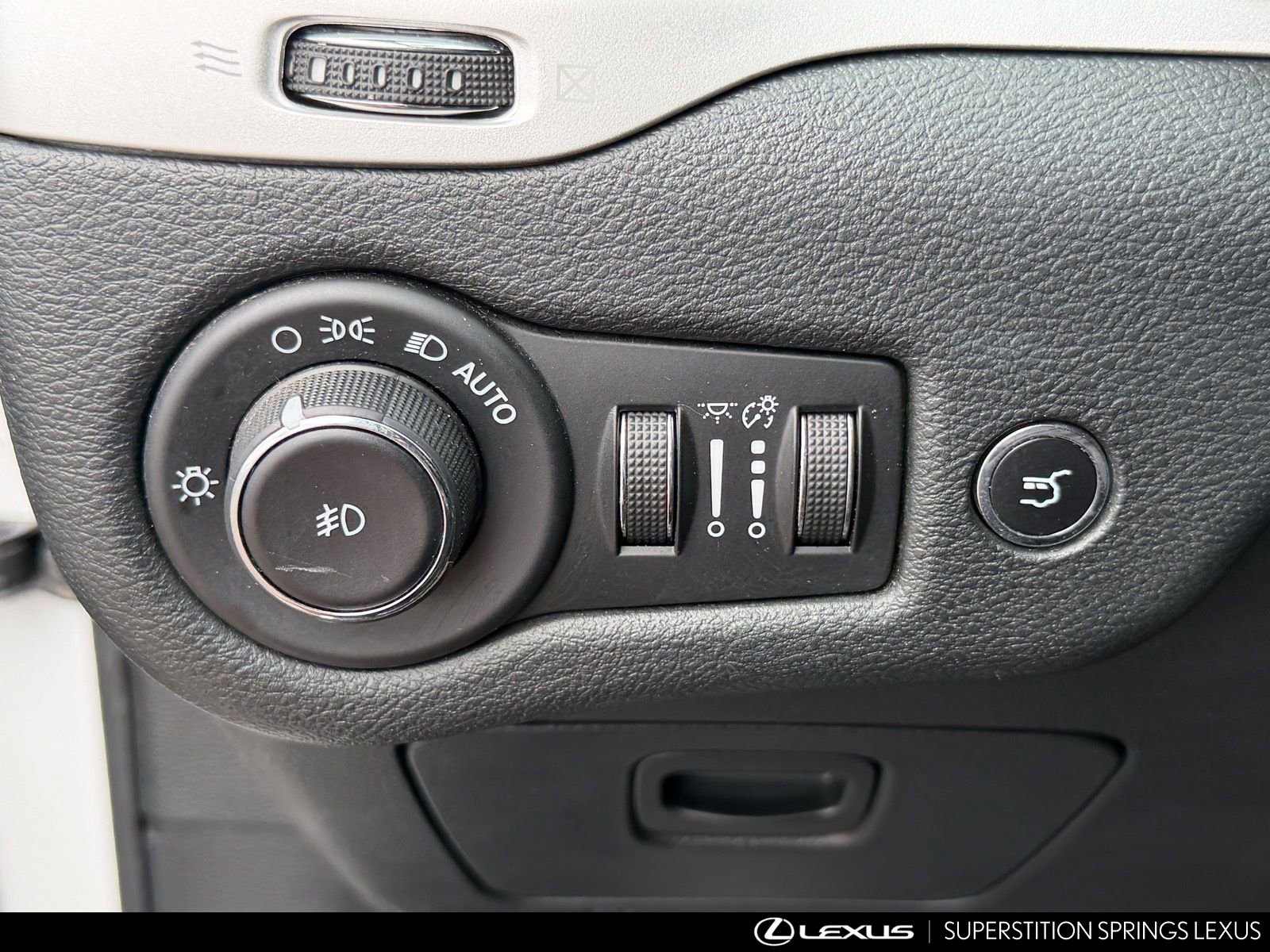 Used 2018 Jeep Cherokee Latitude Plus w/ Comfort/Convenience Group FWD image 19