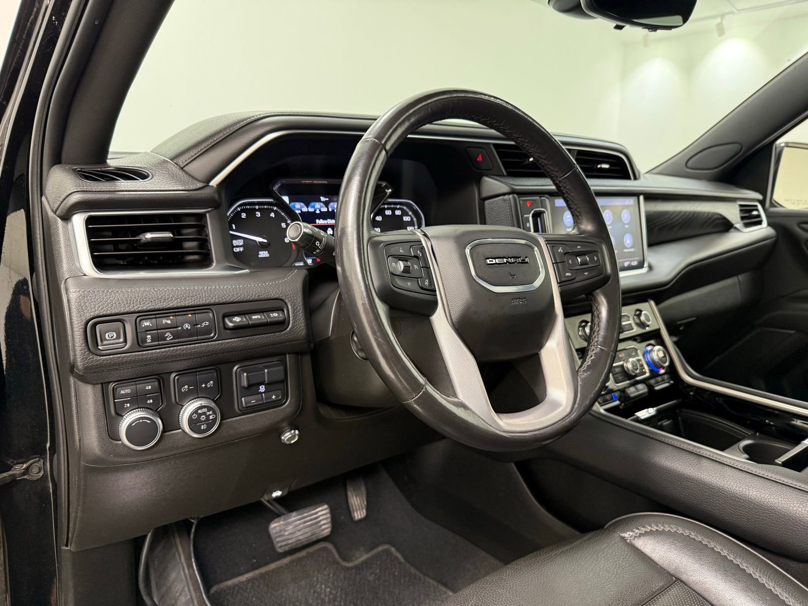 Used 2021 GMC Yukon XL Denali w/ Denali Premium Package image 13