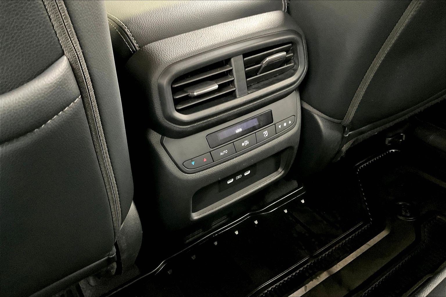 Used 2024 Honda Pilot Touring image 10
