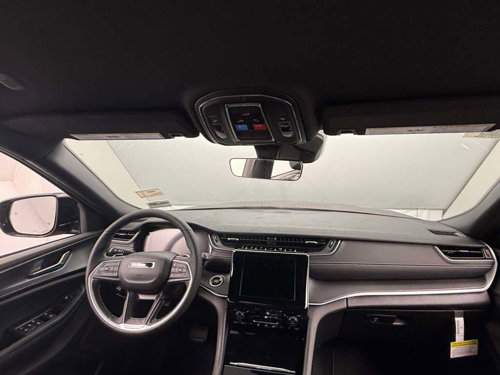 New 2025 Jeep Grand Cherokee Altitude image 20