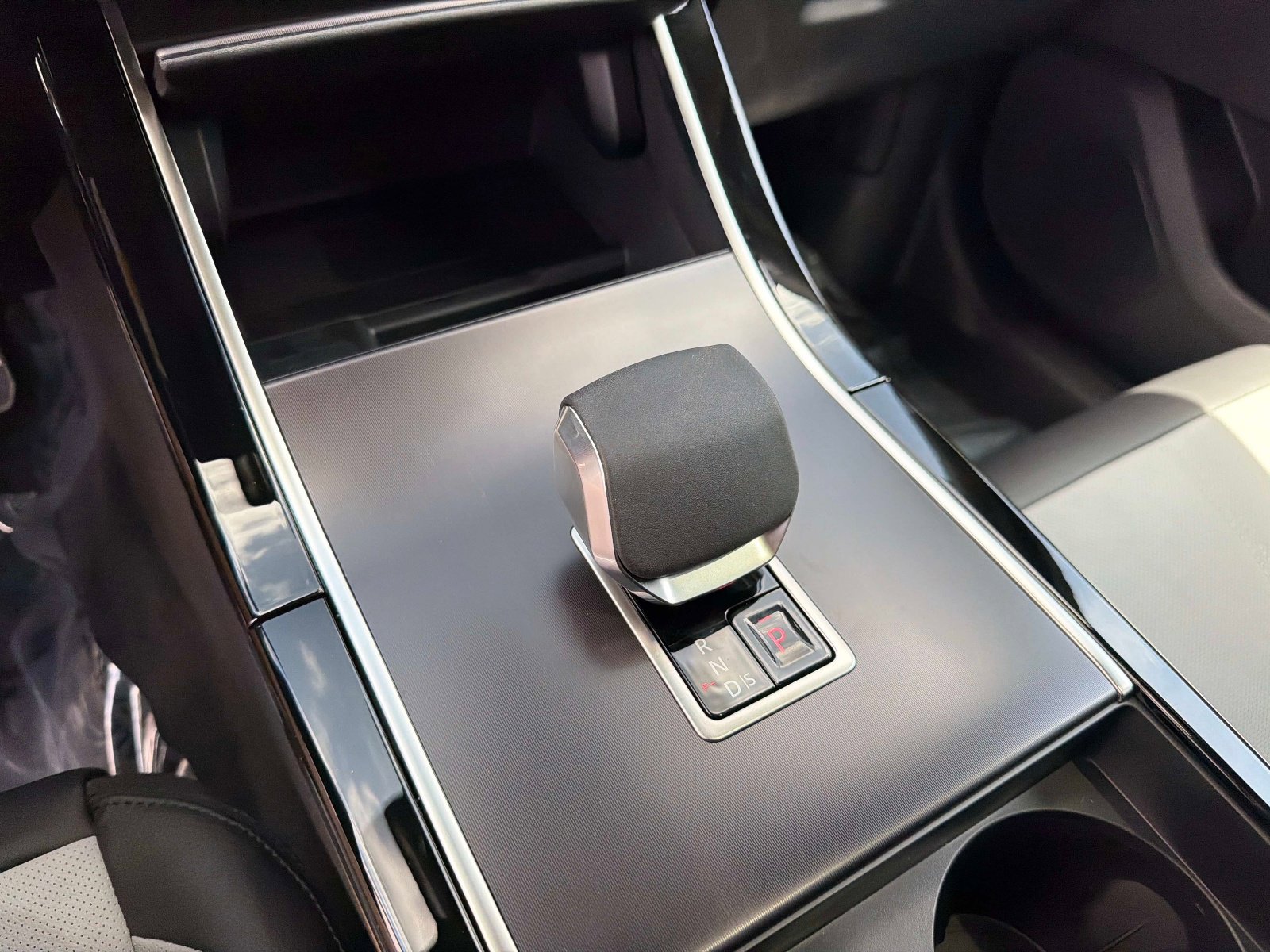 New 2026 Land Rover Range Rover Velar Dynamic SE image 22