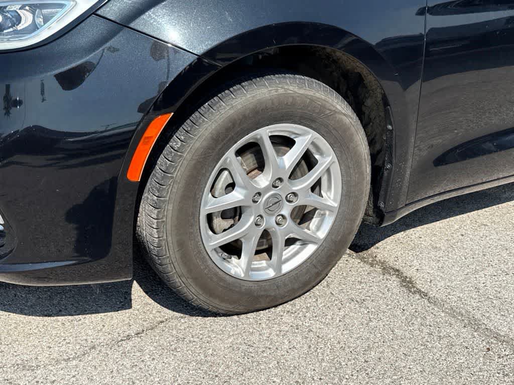 Used 2022 Chrysler Pacifica Touring-L FWD image 9
