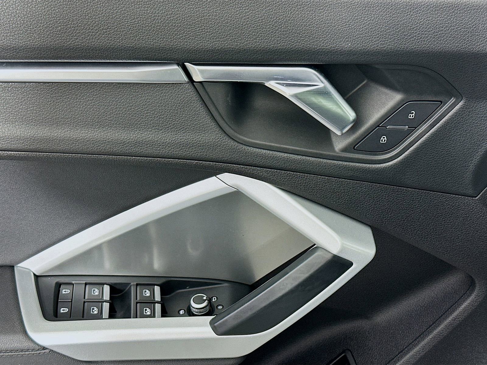 Used 2020 Audi Q3 2.0T Premium w/ Convenience Package AWD/4WD image 17