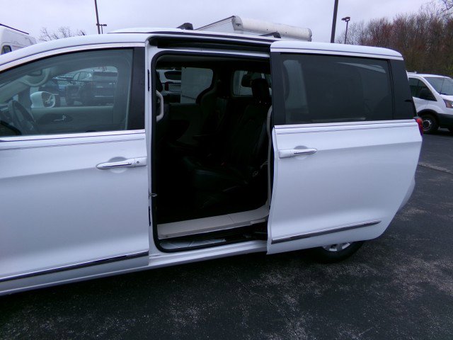 Used 2019 Chrysler Pacifica Touring-L image 15
