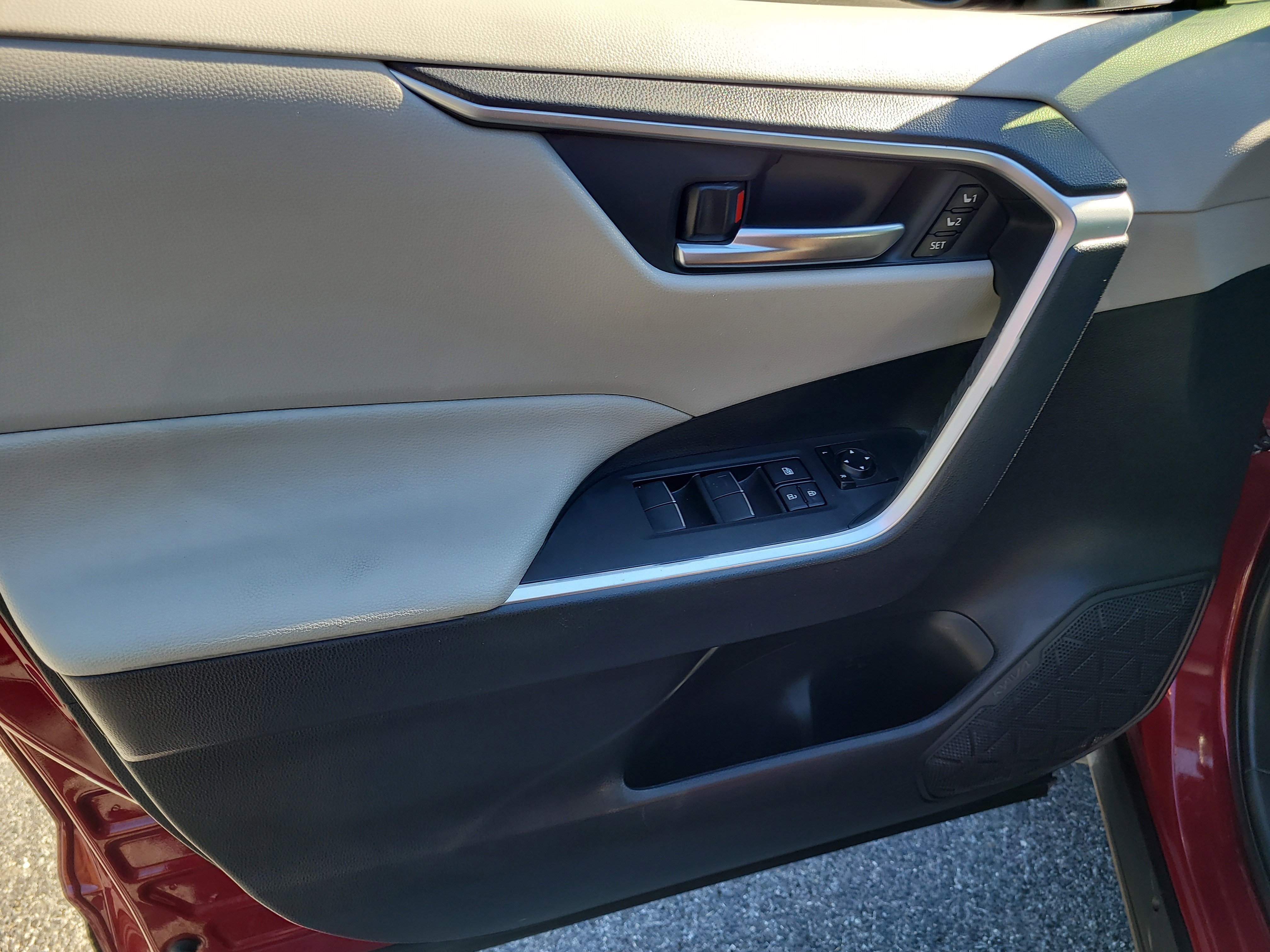 Used 2020 Toyota RAV4 XLE Premium image 18