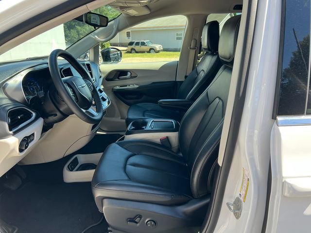Used 2024 Chrysler Pacifica Touring-L AWD/4WD image 4