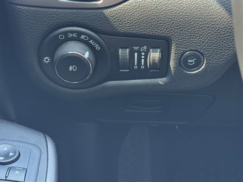 Used 2020 Jeep Cherokee Latitude Plus w/ Comfort/Convenience Group AWD/4WD image 23