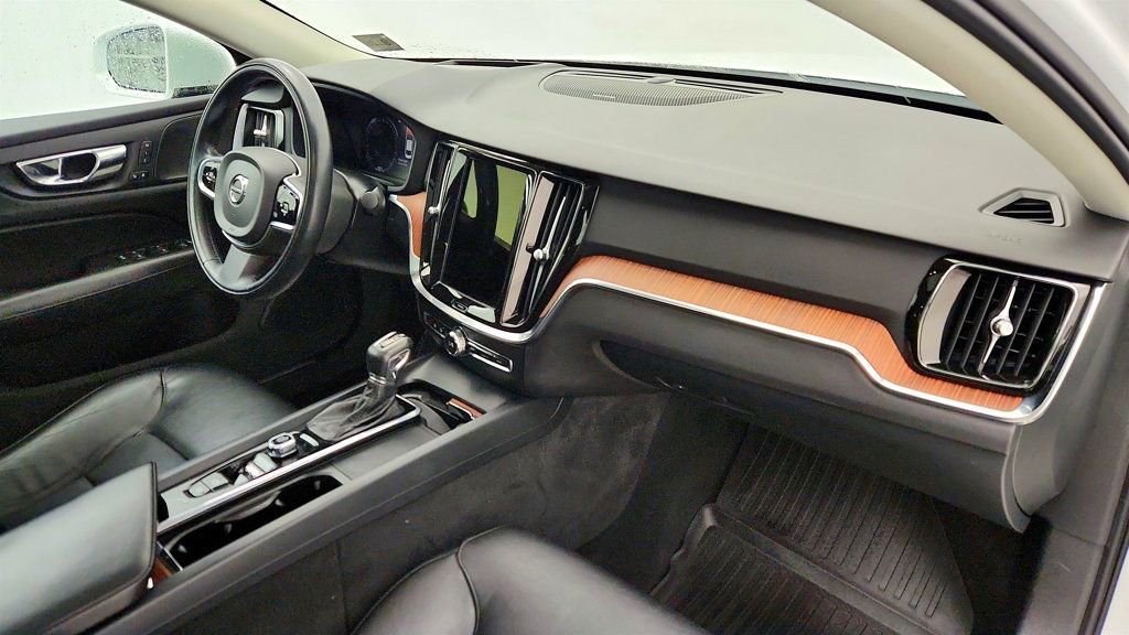Used 2021 Volvo S60 T6 Momentum w/ Advanced Package image 25