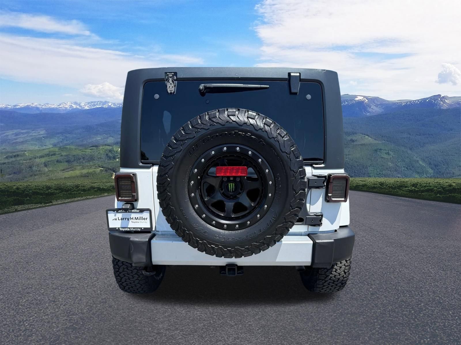 Used 2015 Jeep Wrangler Unlimited Sahara w/ Connectivity Group AWD/4WD image 4