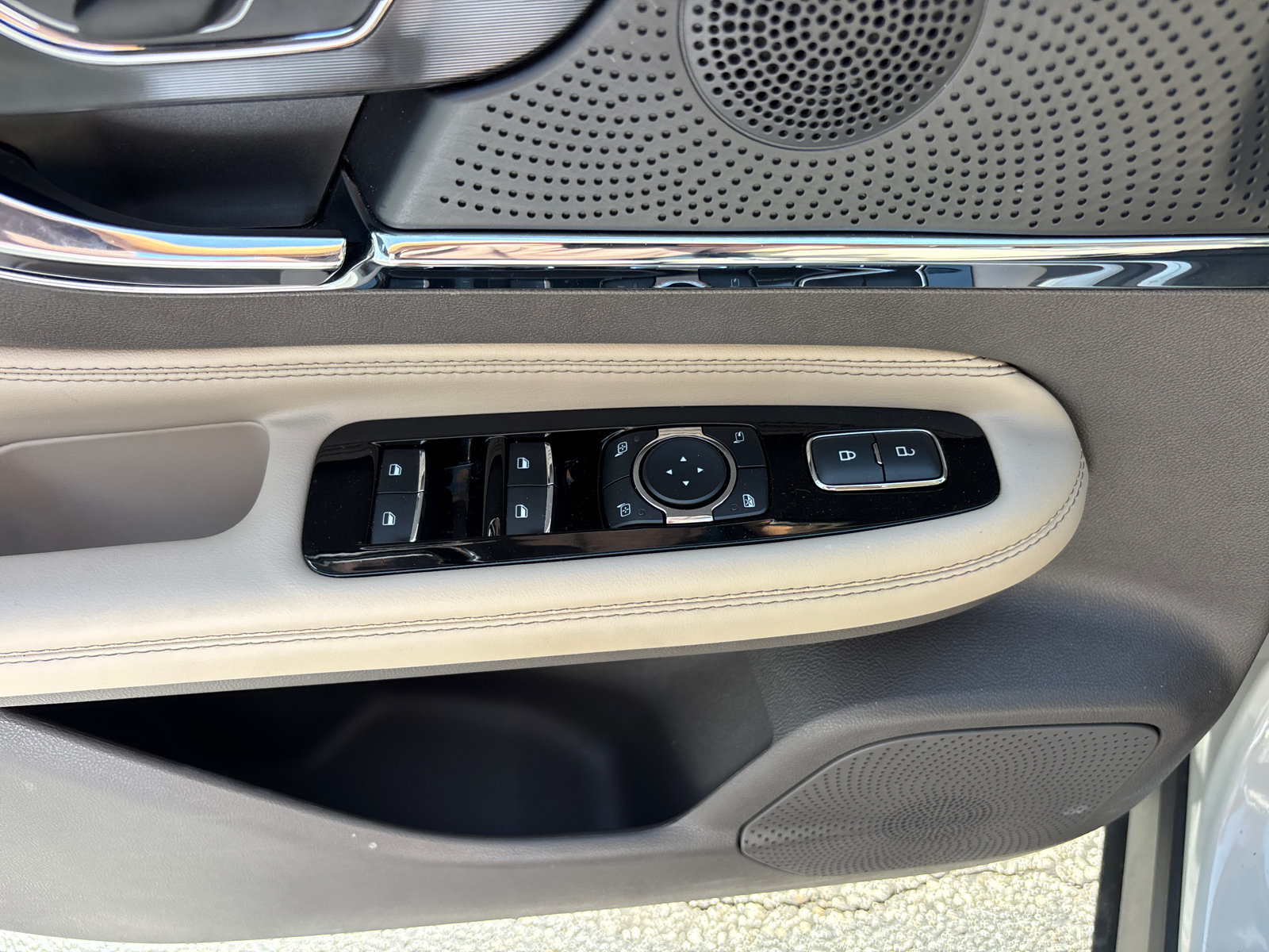 Certified 2023 Lincoln Corsair AWD w/ Rear Removable Package Tray image 13