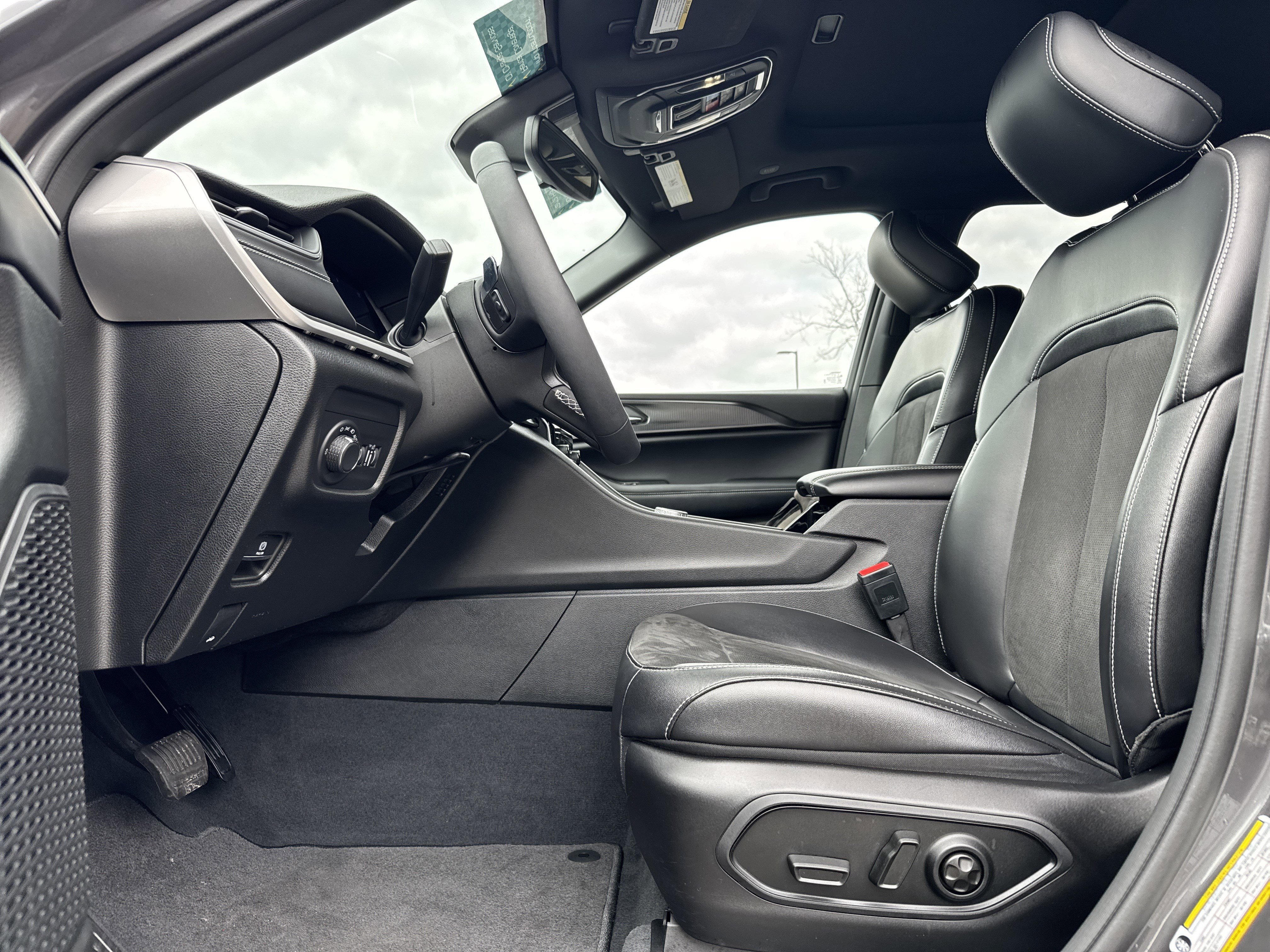 Used 2023 Jeep Grand Cherokee L Laredo image 16