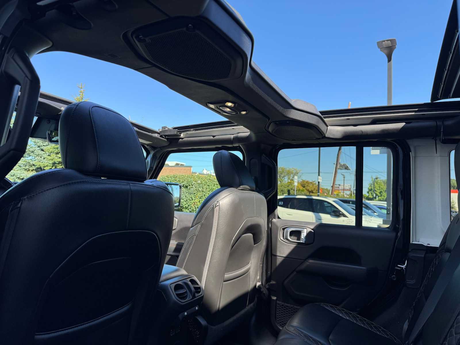 Used 2022 Jeep Wrangler Unlimited Sahara AWD/4WD image 14