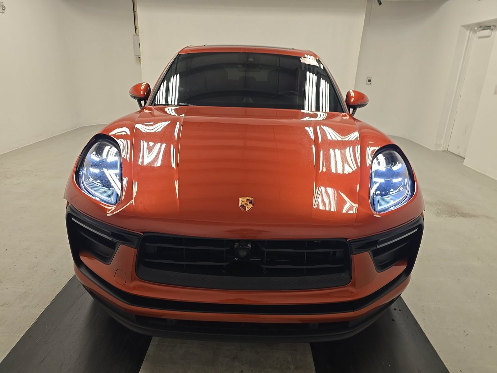 Used 2024 Porsche Macan AWD/4WD image 2