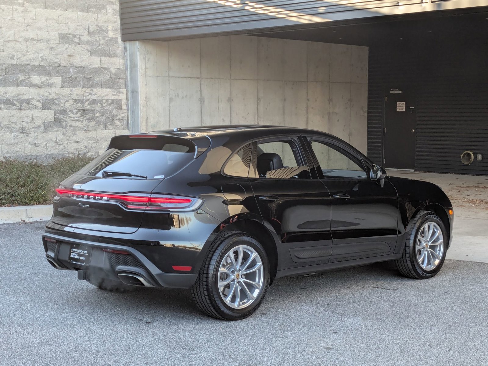 Used 2025 Porsche Macan image 9