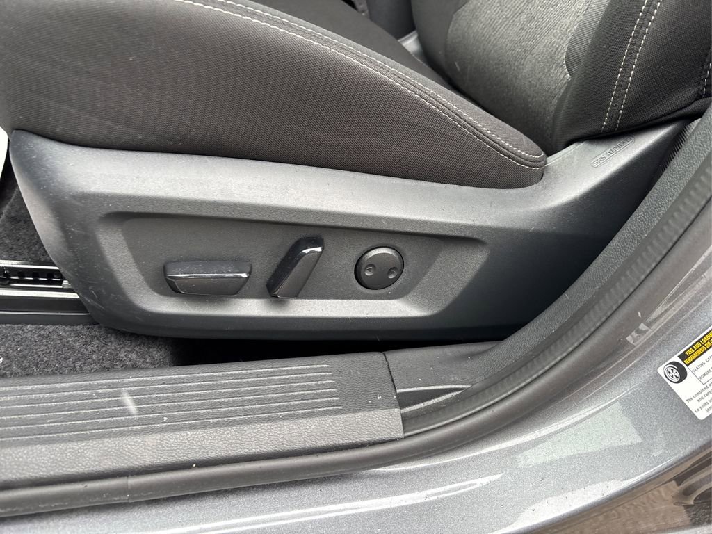 Used 2025 Nissan Rogue SV image 36