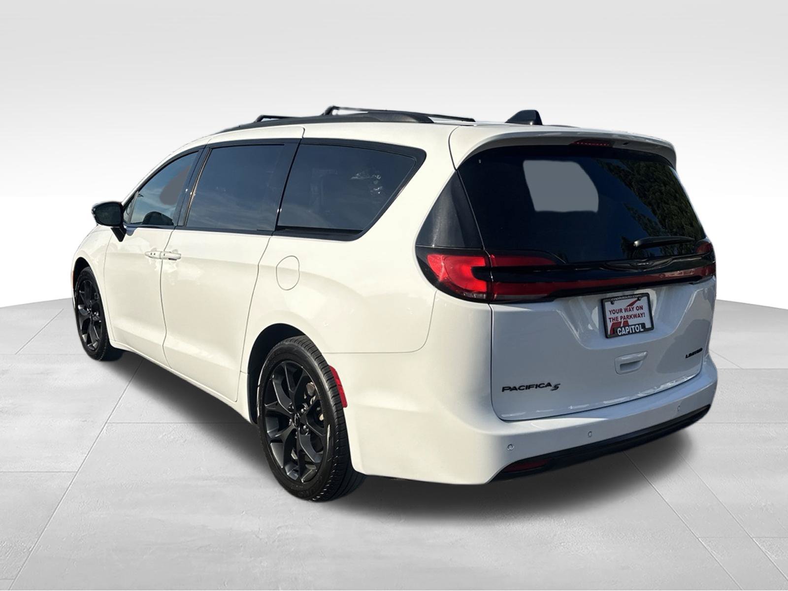 Used 2025 Chrysler Pacifica Limited FWD image 7