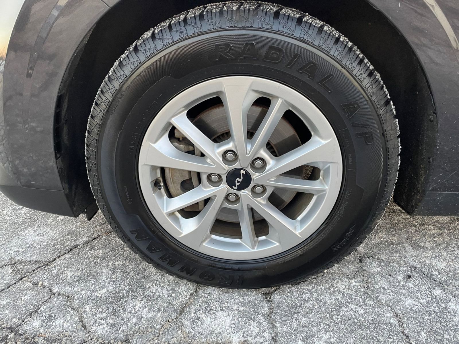 Used 2023 Kia Carnival LX image 30