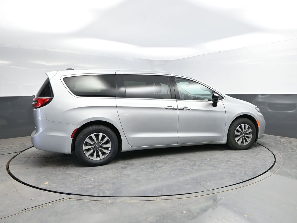 Used 2024 Chrysler Pacifica Select FWD image 10