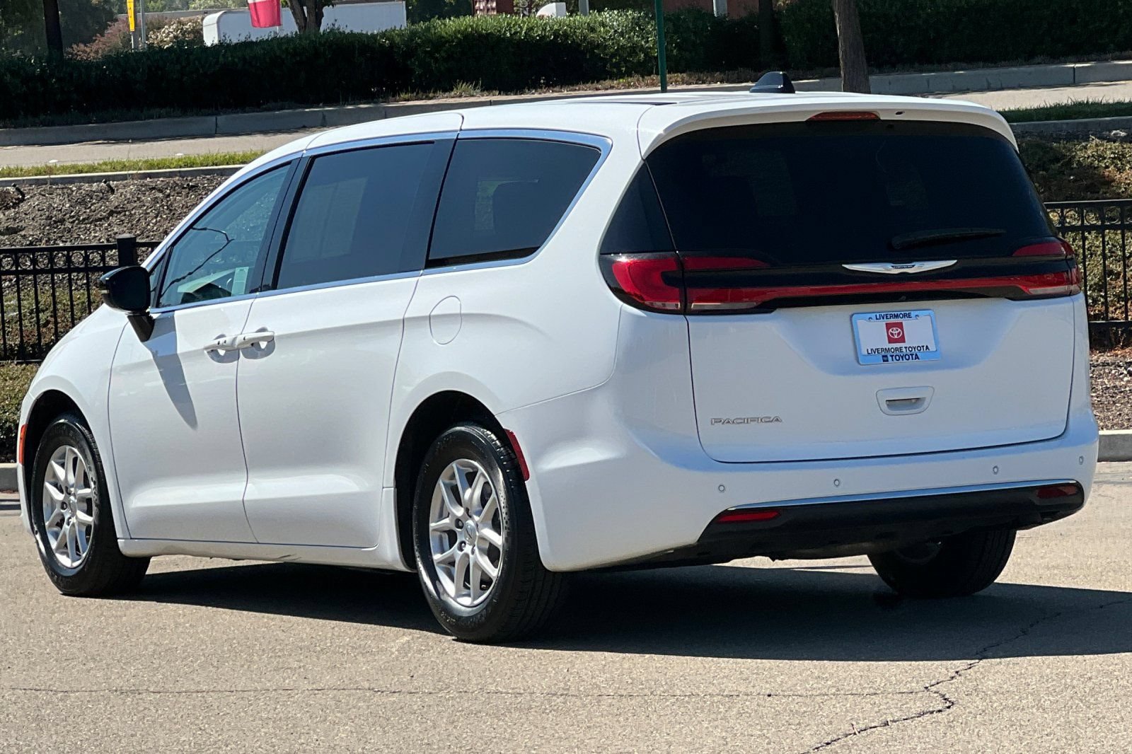 Used 2024 Chrysler Pacifica Touring-L FWD image 6