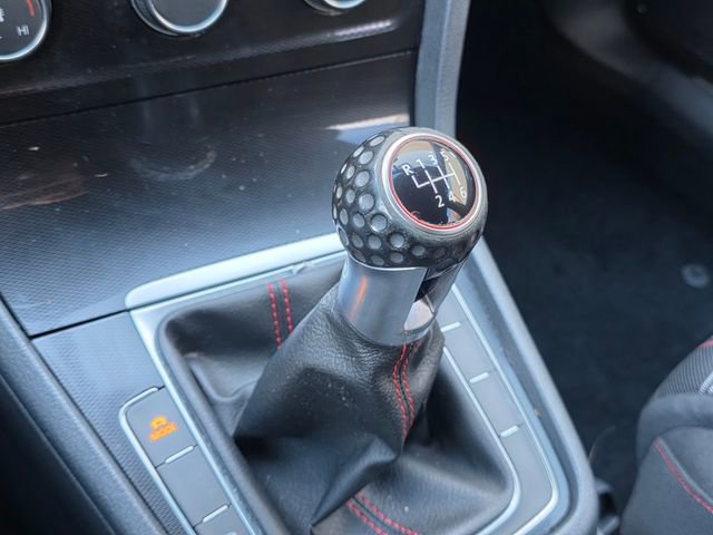 Used 2016 Volkswagen Golf S image 24