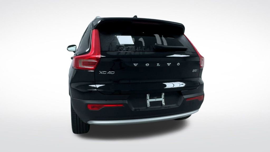Used 2025 Volvo XC40 B5 Plus image 24