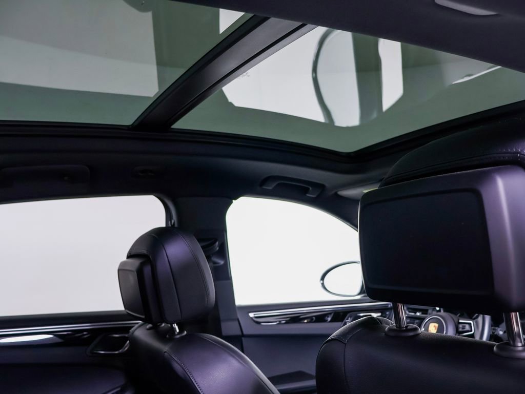Certified 2024 Porsche Macan AWD/4WD image 24