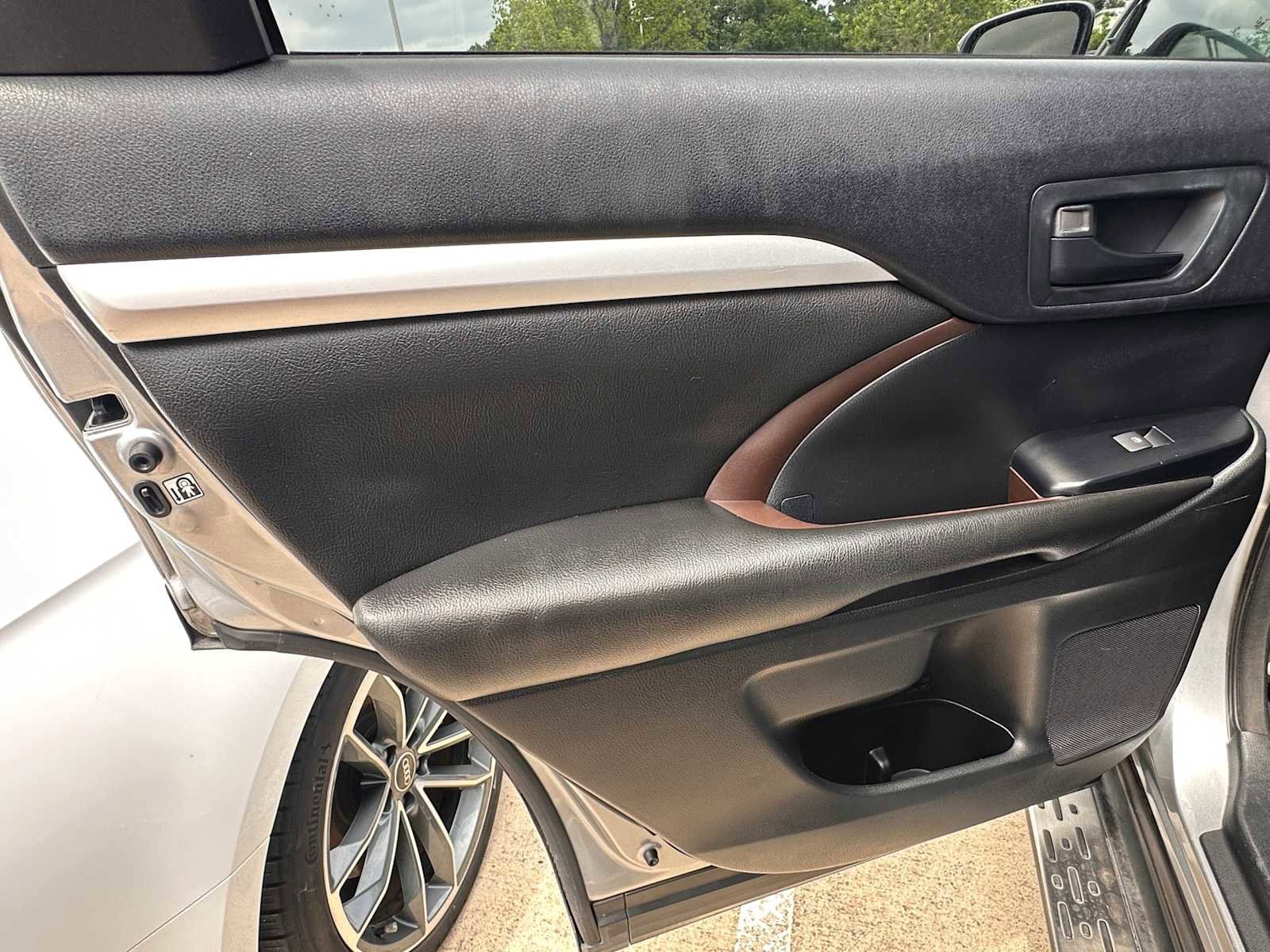 Used 2015 Toyota Highlander LE FWD image 29