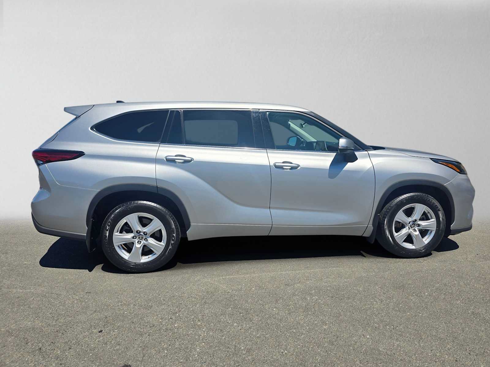 Used 2022 Toyota Highlander LE AWD/4WD image 2