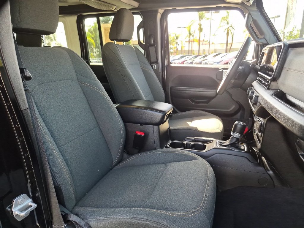 Used 2025 Jeep Wrangler Unlimited Sport AWD/4WD image 31