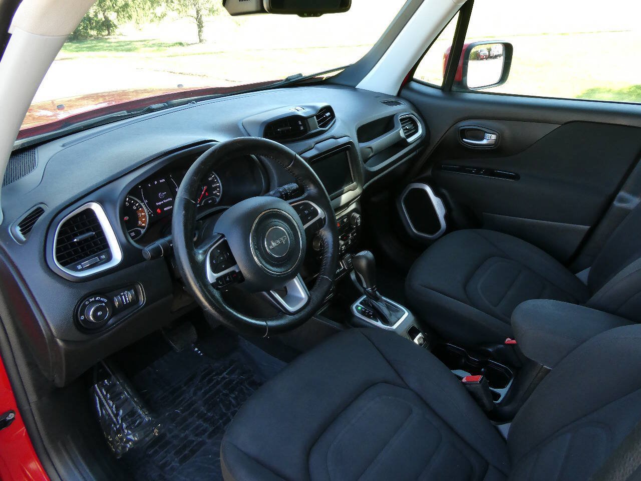 Used 2019 Jeep Renegade Latitude w/ Cold Weather Group FWD image 10
