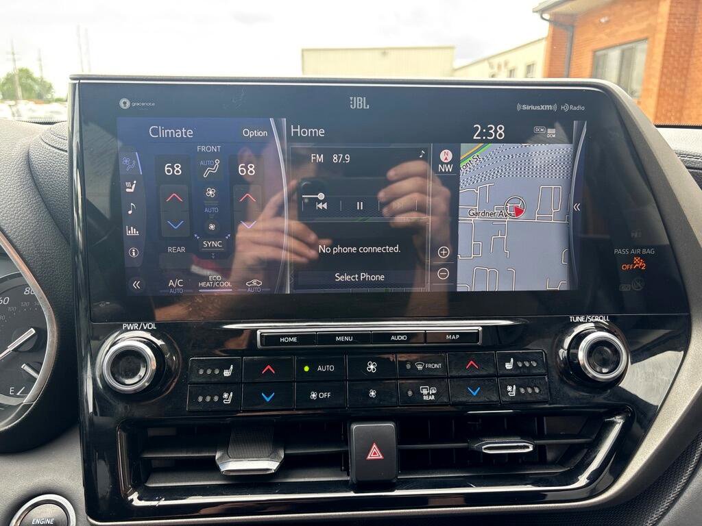 Used 2021 Toyota Highlander Limited image 23