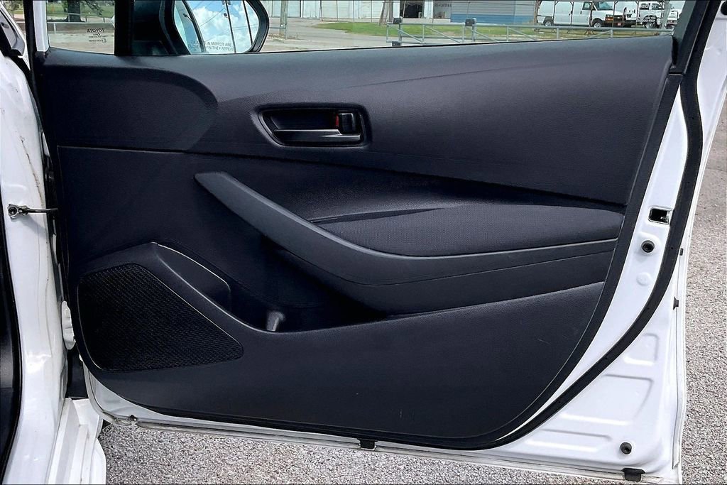 Used 2022 Toyota Corolla LE FWD image 29