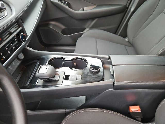 Used 2024 Nissan Rogue S image 27