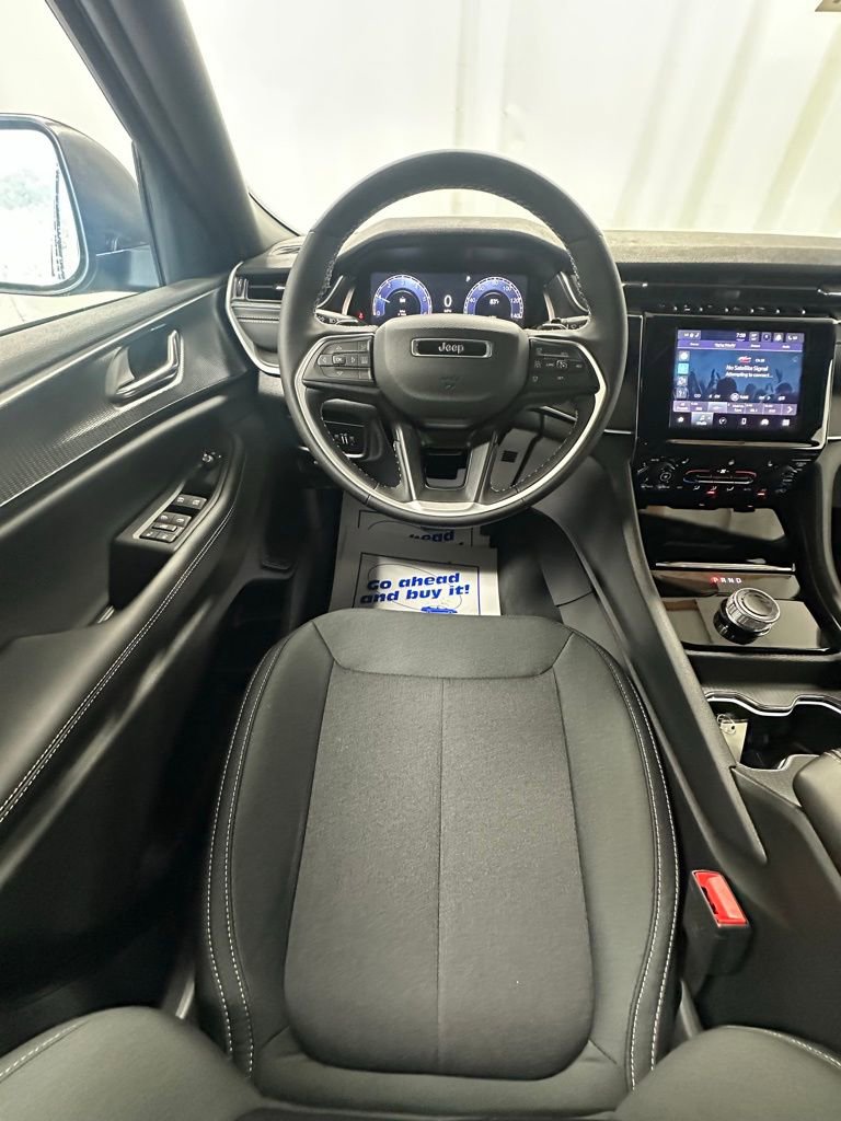 New 2025 Jeep Grand Cherokee L Laredo image 10