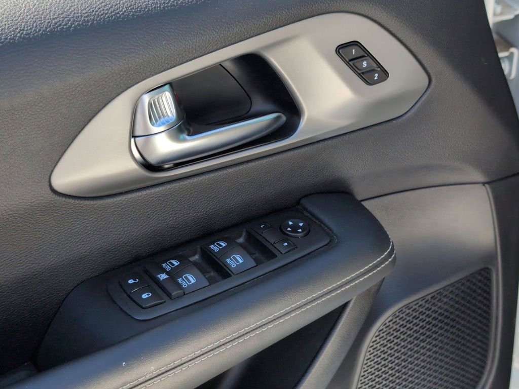 Used 2025 Chrysler Pacifica Select image 13