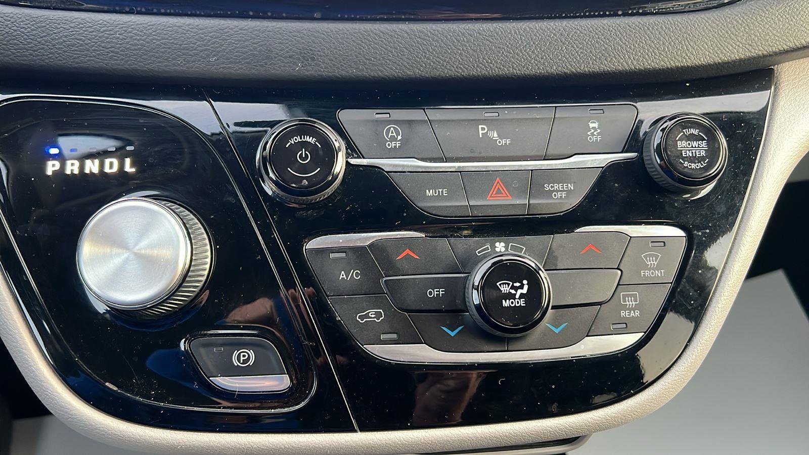 Used 2022 Chrysler Voyager LX image 24