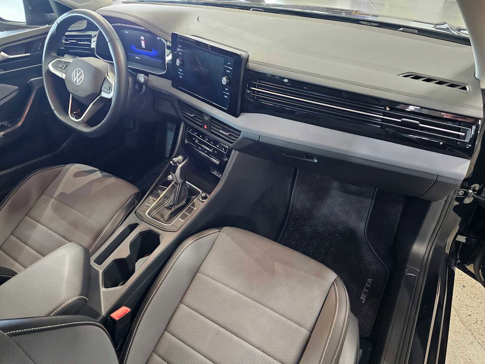 Certified 2025 Volkswagen Jetta SE FWD image 11