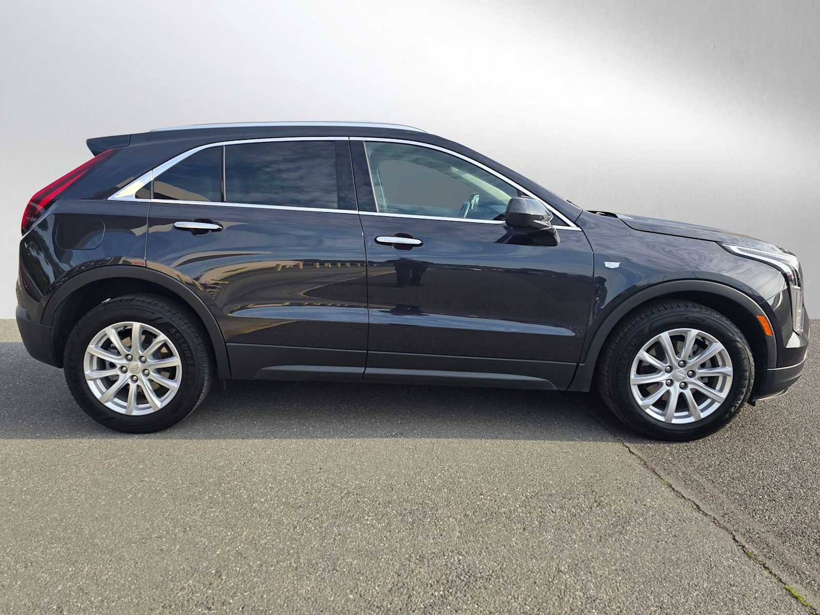 Used 2022 Cadillac XT4 Luxury w/ Cold Weather Package image 2