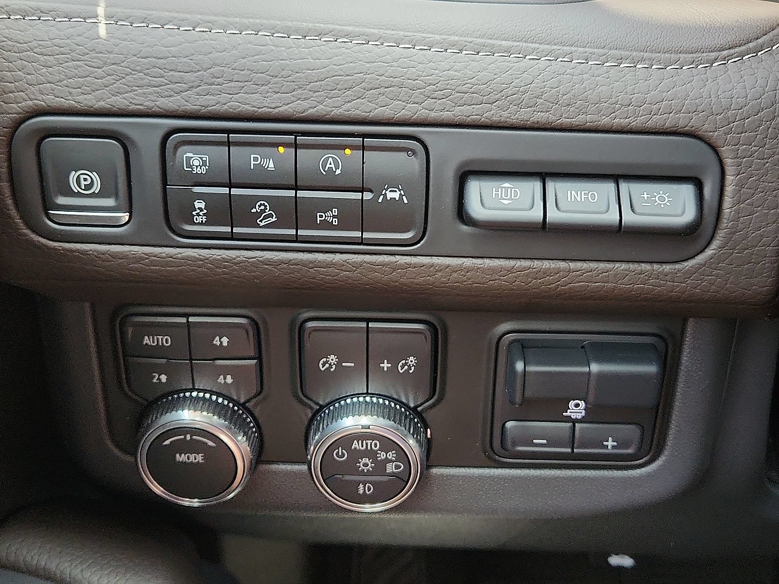 Used 2024 GMC Yukon Denali w/ Advanced Technology Package AWD/4WD image 18