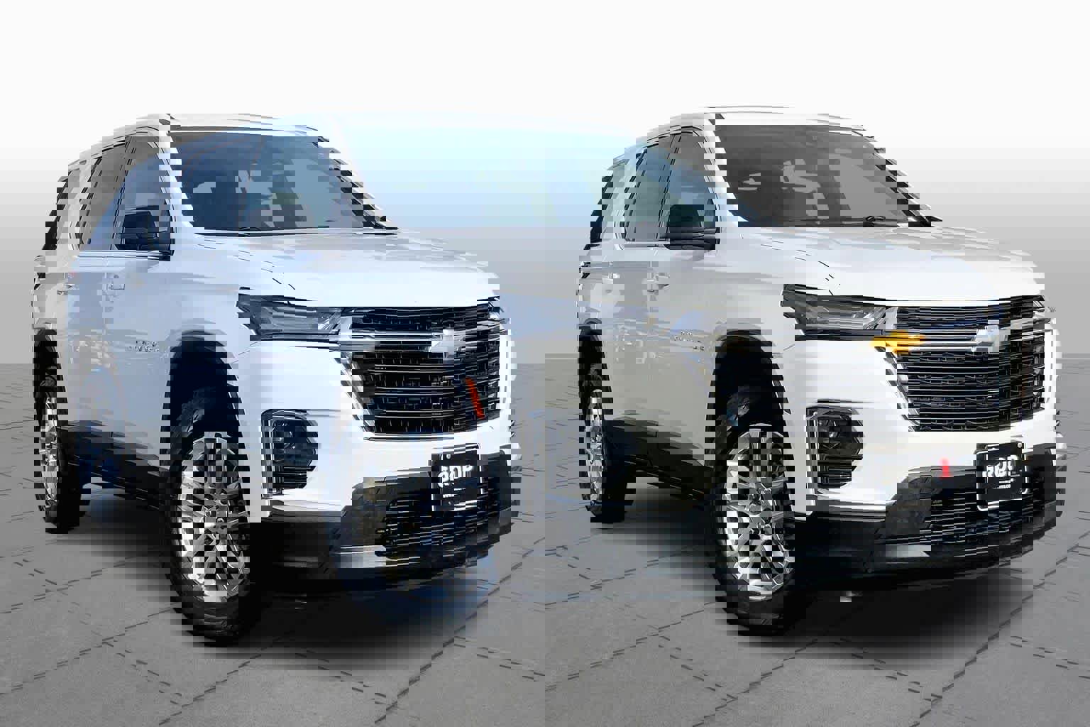 Used 2023 Chevrolet Traverse LS image 2