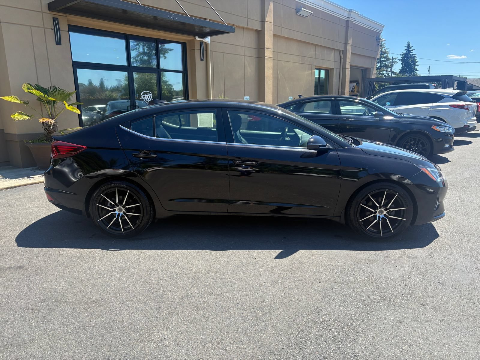 Used 2020 Hyundai Elantra Limited w/ Cargo Package (C1) FWD image 8