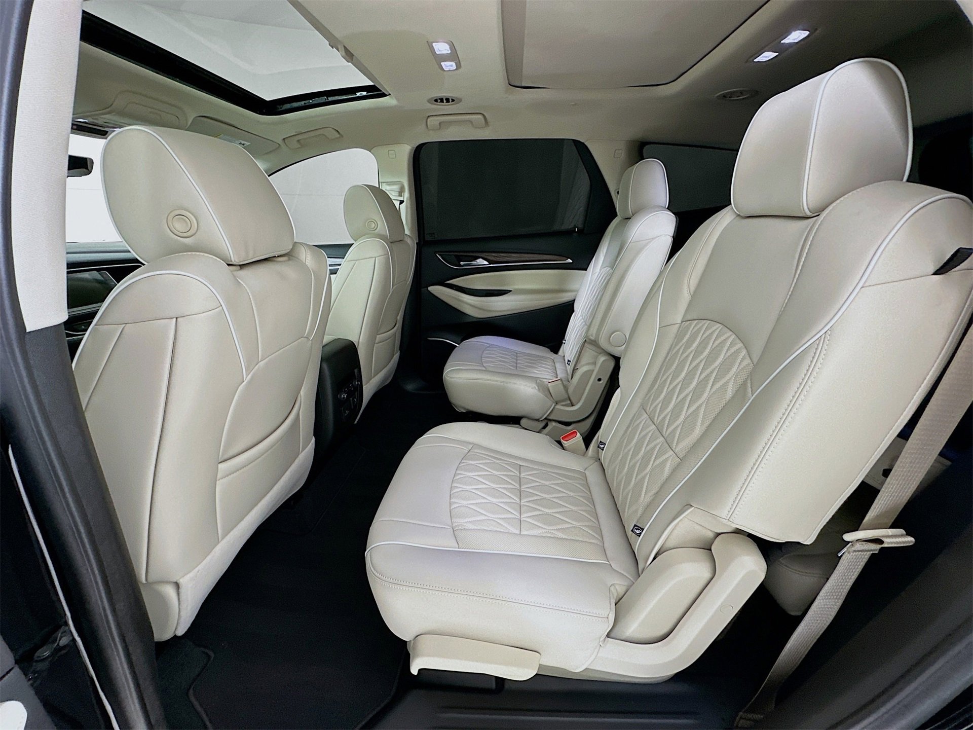 Used 2024 Buick Enclave Avenir w/ Avenir Technology Package image 27