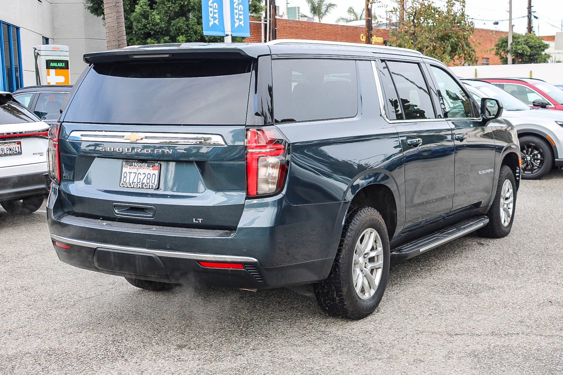 Used 2021 Chevrolet Suburban LT image 9