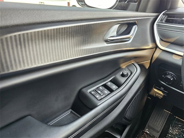 Used 2025 Jeep Grand Cherokee Altitude image 29