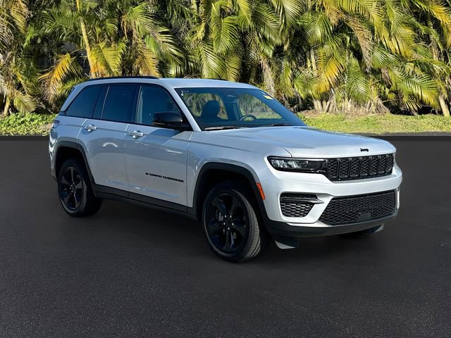 Used 2022 Jeep Grand Cherokee Altitude AWD/4WD image 4