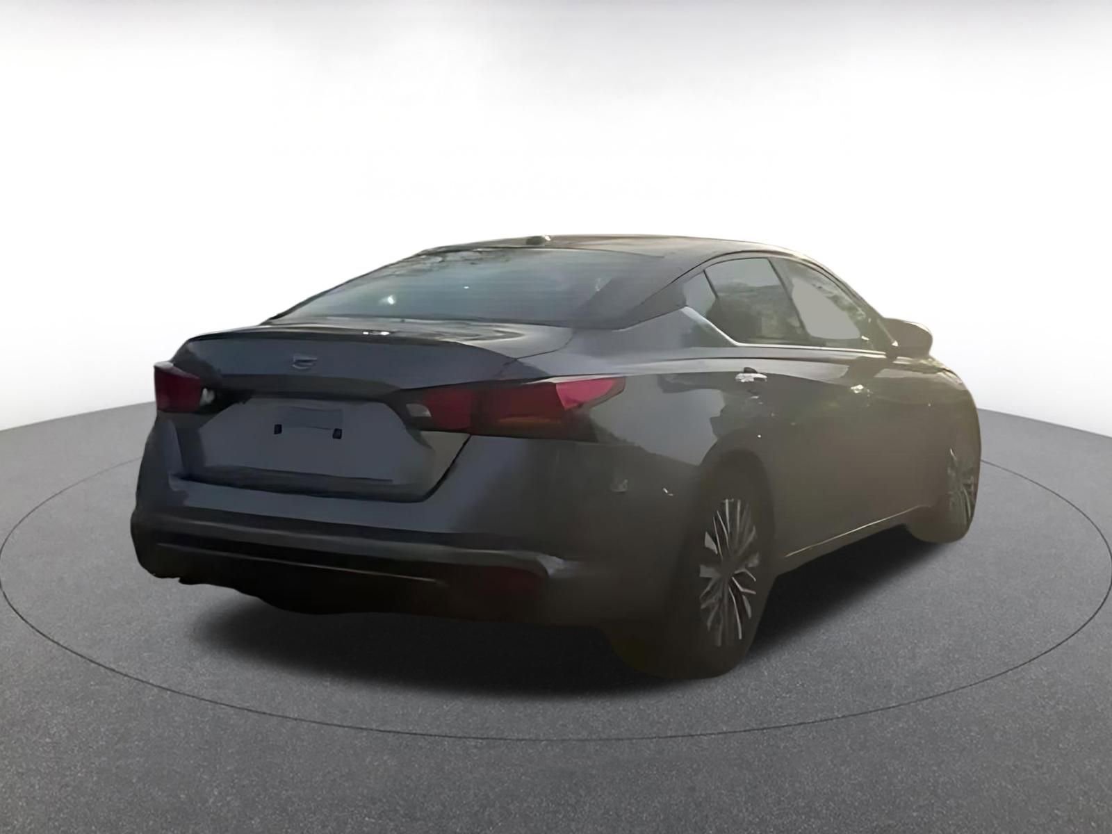 Used 2025 Nissan Altima 2.5 SV image 14