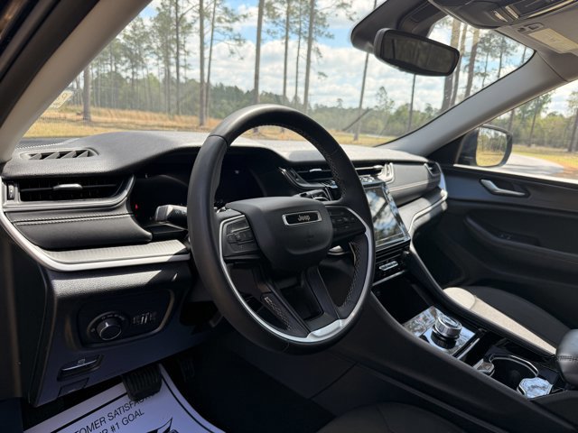 Used 2023 Jeep Grand Cherokee L Laredo image 16