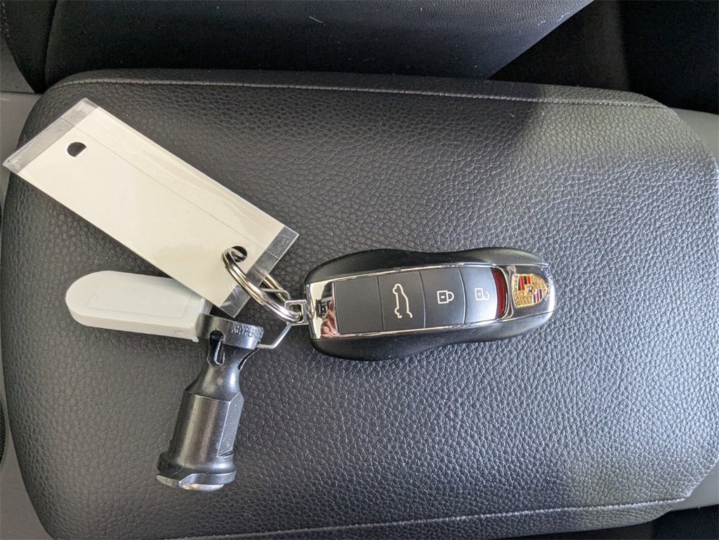 Used 2025 Porsche Macan Base w/ Premium Package Plus image 25